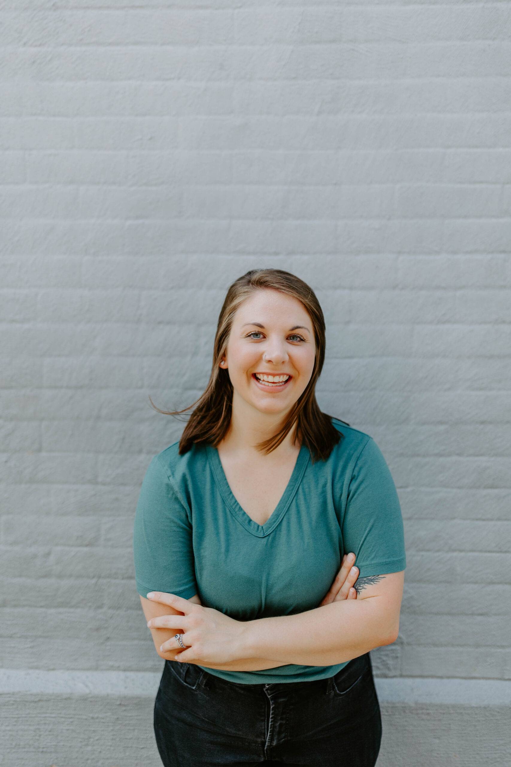 Amanda laughs at the camera and crosses her arms.