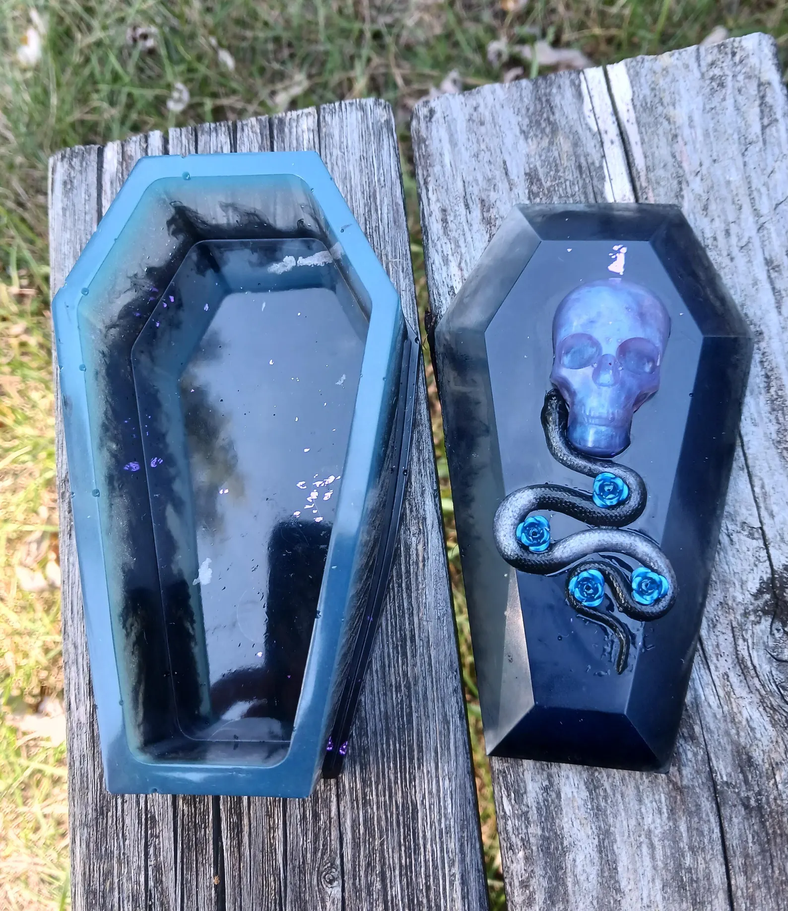 Black coffin dice box with glow powder