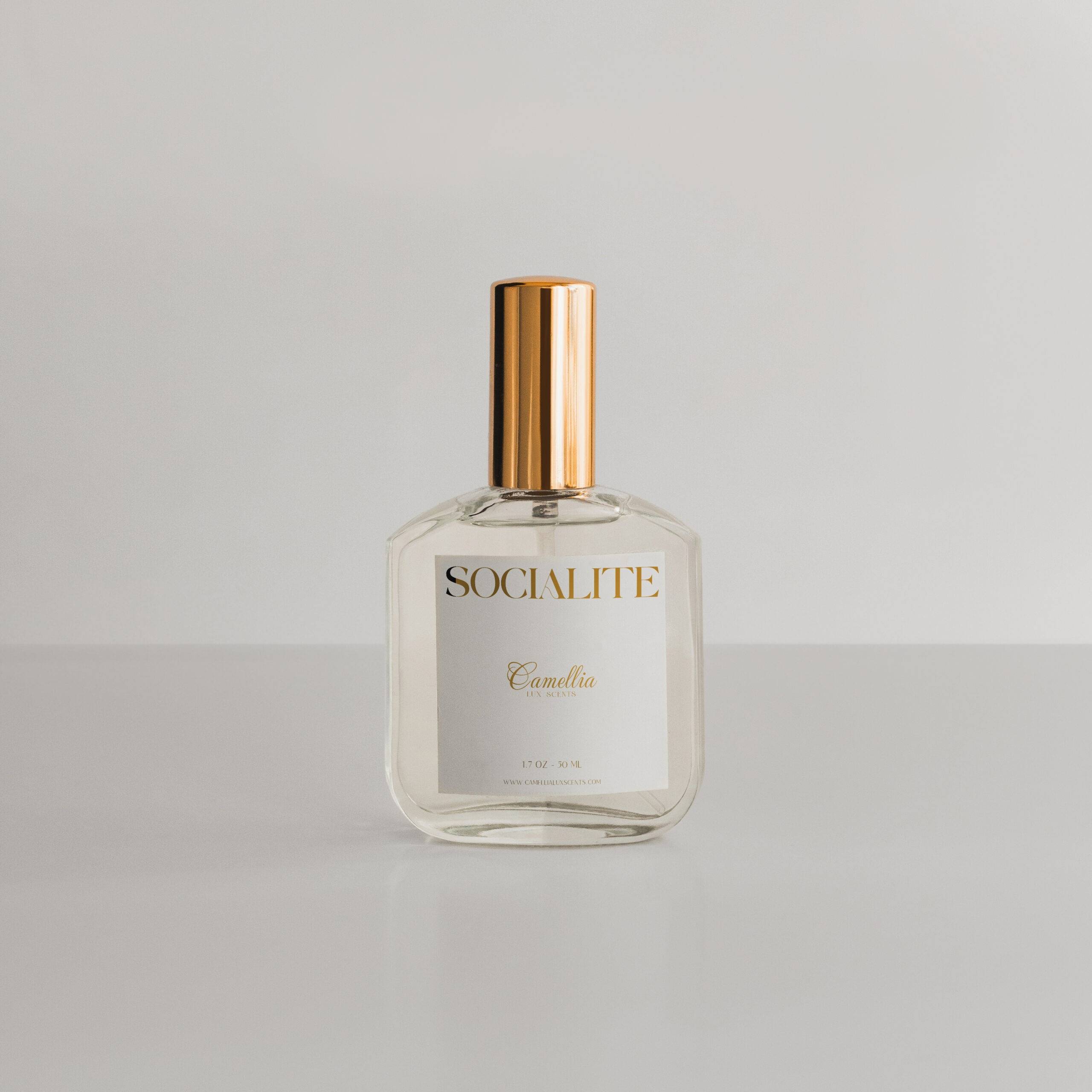 Inspire by Delina Make an unforgettable entrance. Juicy pear, exotic lychee, and bright grapefruit create a sparkling, luxurious opening, while pink pepper adds a spicy kick. The heart blooms with opulent Turkish rose, deepened by precious oud and mystical incense. Earthy vetiver, creamy vanilla, and sensual musk create a captivating base that lingers all day